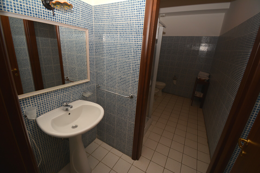 bathroom-affittacamere-la-piazzetta